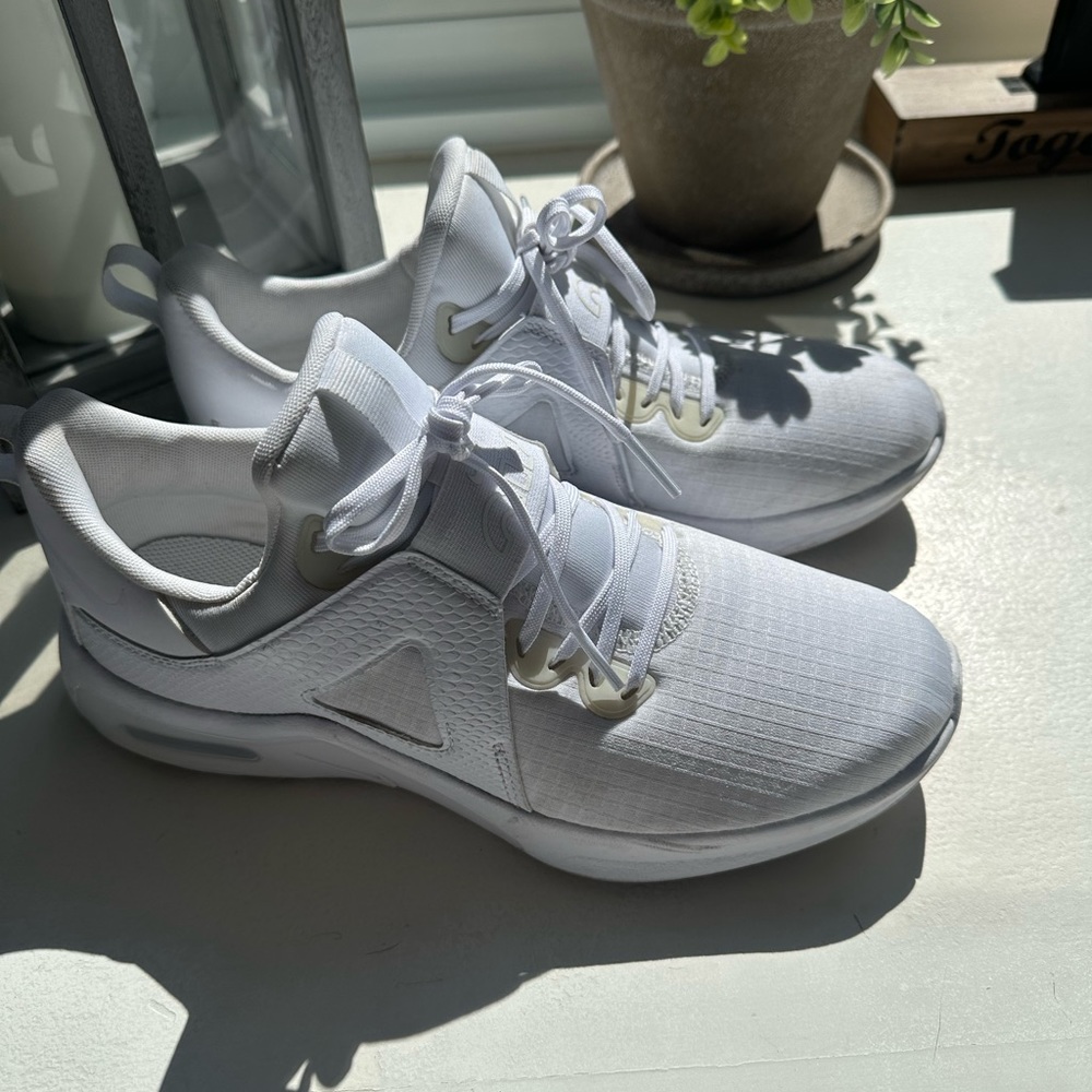 Woman’s white Nike sneakers 8.5